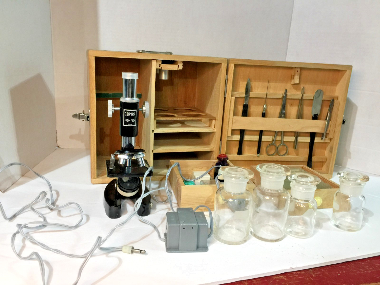 Vtg Empire Microscope & Laboratory 750 Power Illuminated W/Case, Equip. Untested