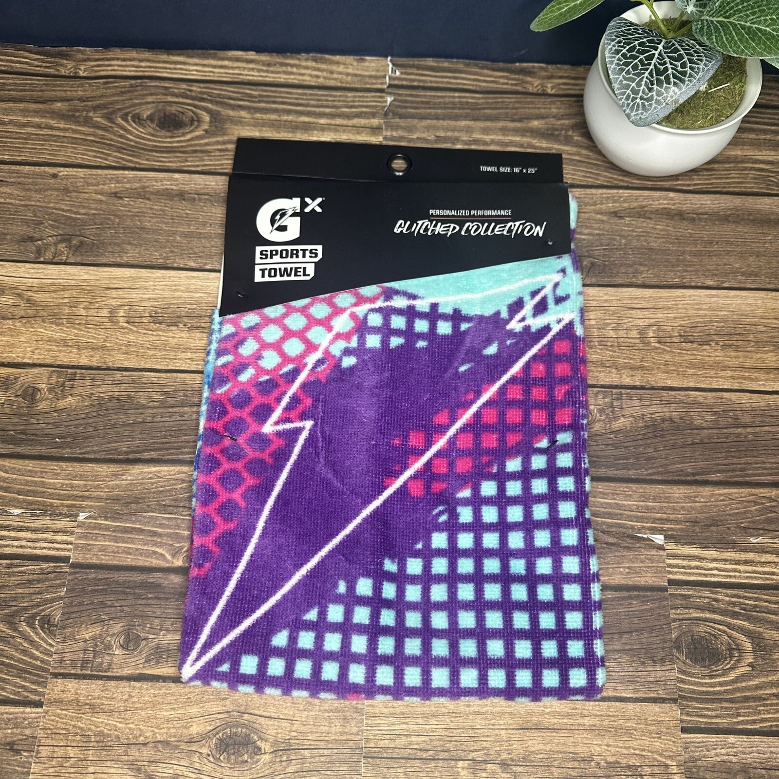 Gatorade Sports Towel Glitched Collection Size 16" x 25" NWT (Frosted Berry)