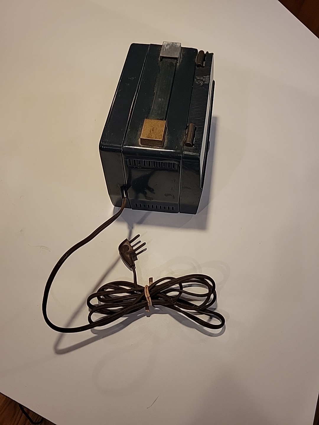 Vintage Motorola Model Green with Gold Flip Up Vintage Tube Radio 52M1U - AS-IS