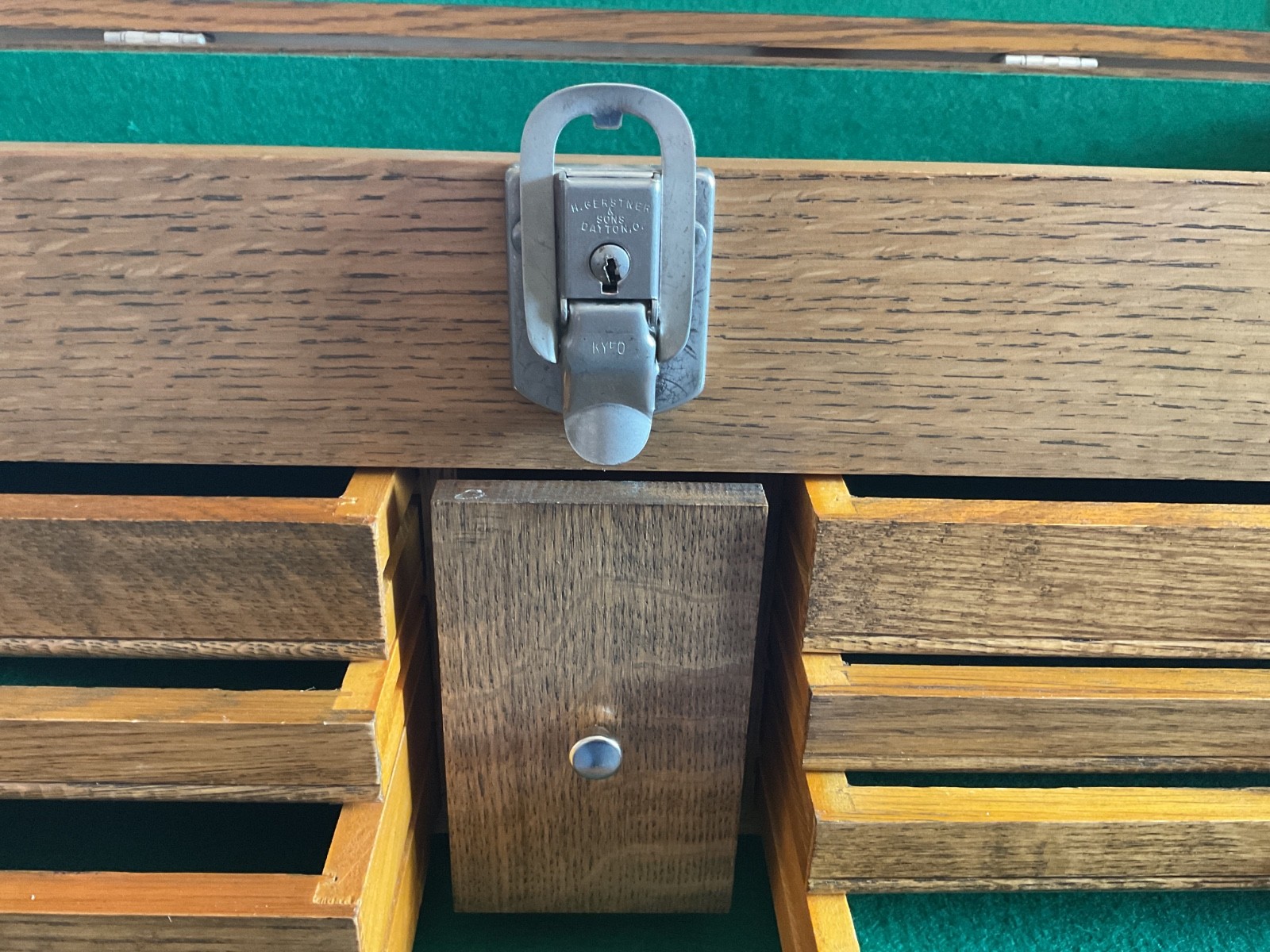 1979 GERSTNER & SONS MODEL 052 JOURNEYMAN MACHINISTS 11-DRAWER WOOD TOOL BOX