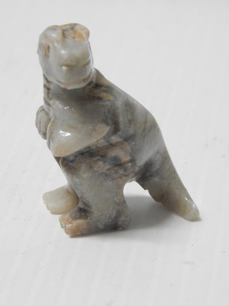 VINTAGE ZUNI INDIAN MINIATURE STONE SARCOSAURUS DINOSAUR FETISH INLAYED EYES