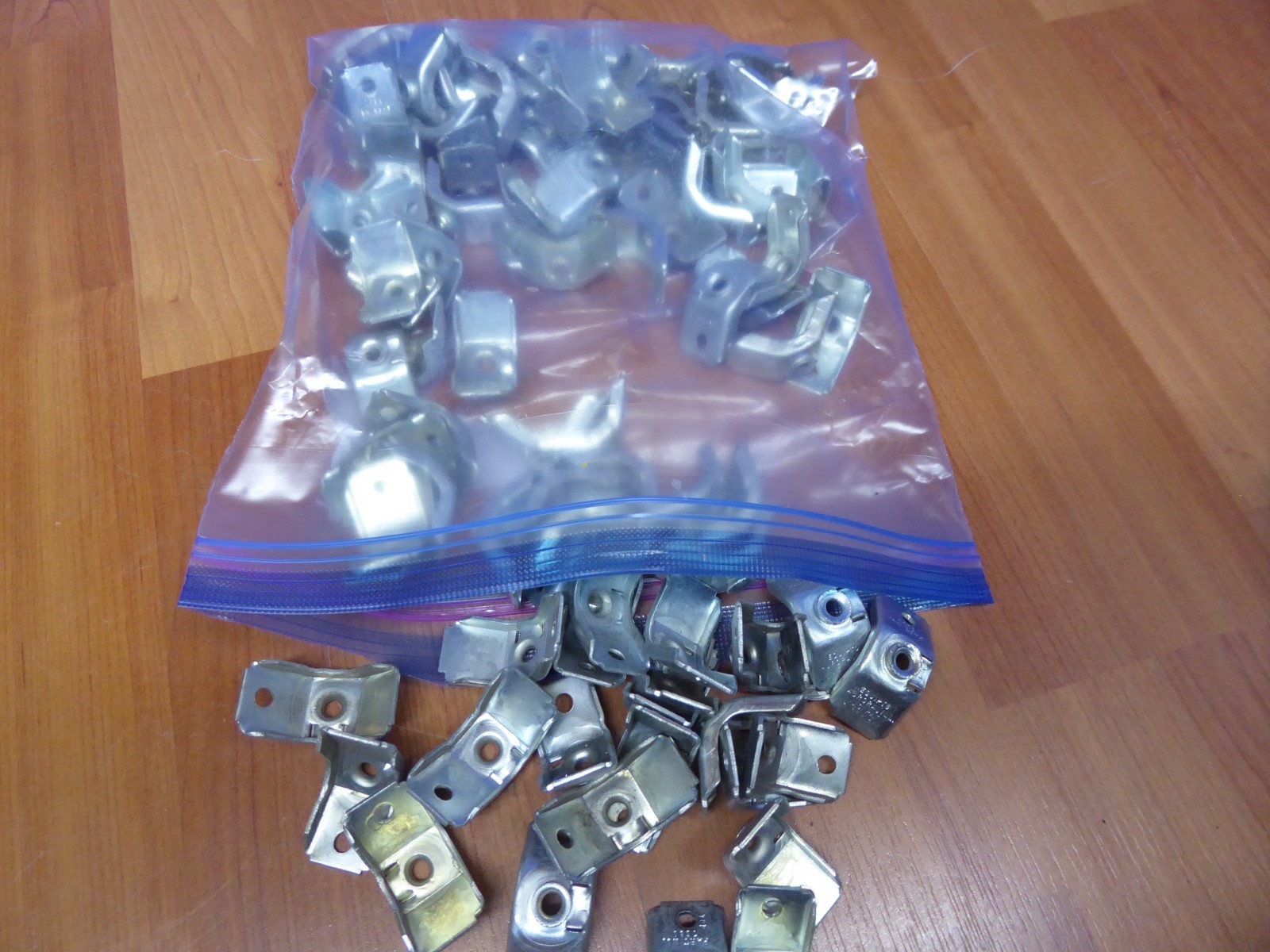 100 OLD STOCK Equipto Shelf V Clips 7680 FREE USPS SHIPPING in USA !!!