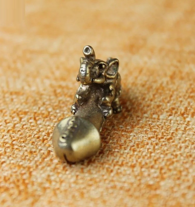 Brass Elephant Key Pendant Figurine Mini Animal Statue Table Home Decoration Toy