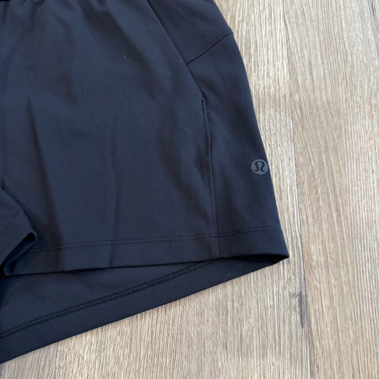 Lululemon On the Fly Short 2.5 Black Luxtreme Size 6 Athletic Shorts EUC LW7AIS