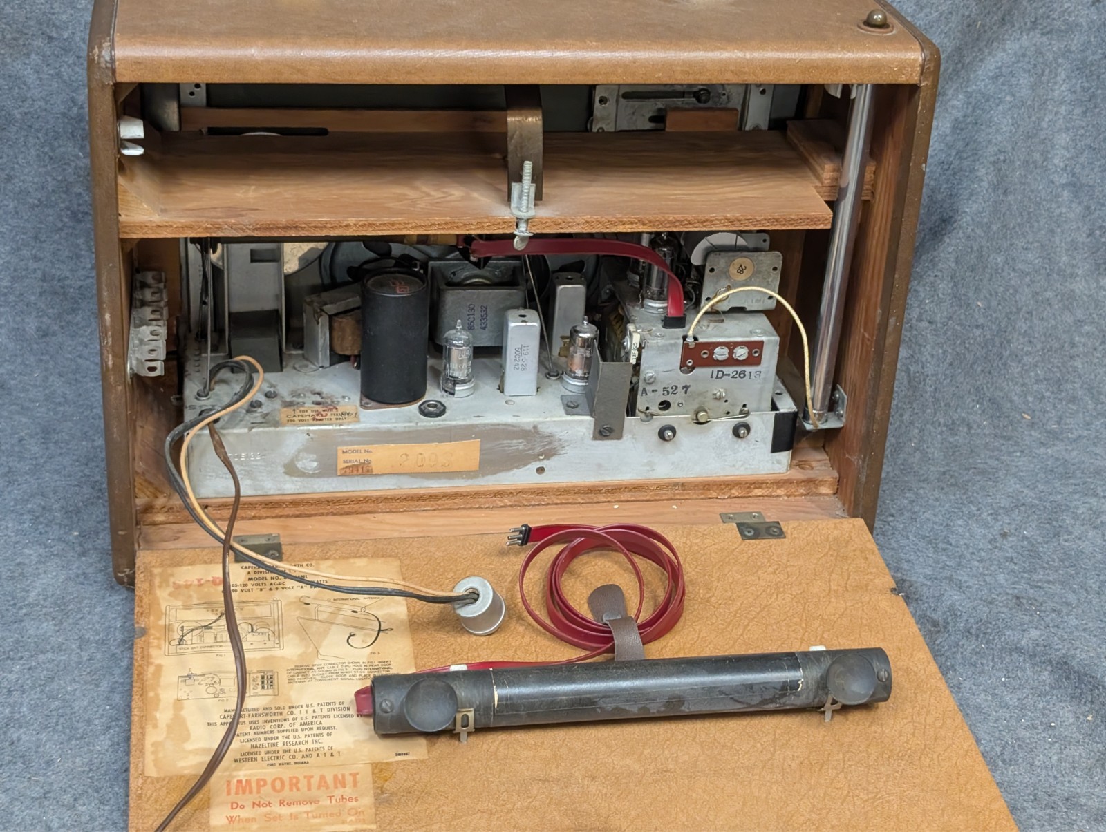 Capehart International 88P66BNL PORTABLE MULTIBAND TUBE RADIO - For Parts