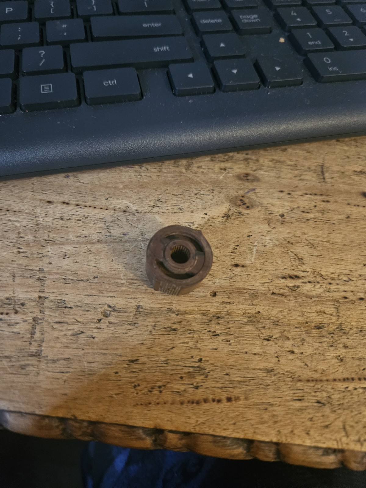 ONE GOOD USED VINTAGE SMALL SILVERTONE BROWN BAKELITE RADIO KNOB 1/4 INCH SHAFT