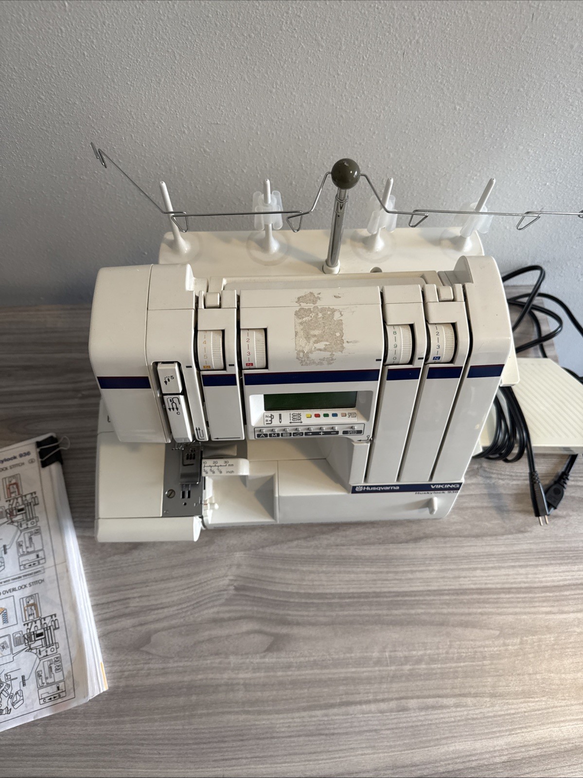 Husqvarna Viking Huskylock 936 Serger Sewing Machine Pedal Manual Extras Works