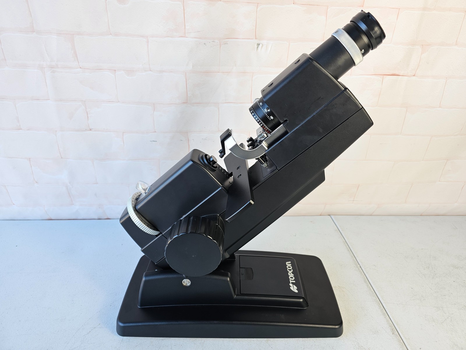 Topcon LM-8 Lensmeter *Parts Unit, Powers On*