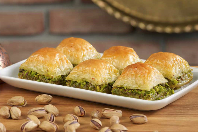 16 Pieces Fresh Baked Pistachio Baklava from Chicago 500g / 17.6 oz.
