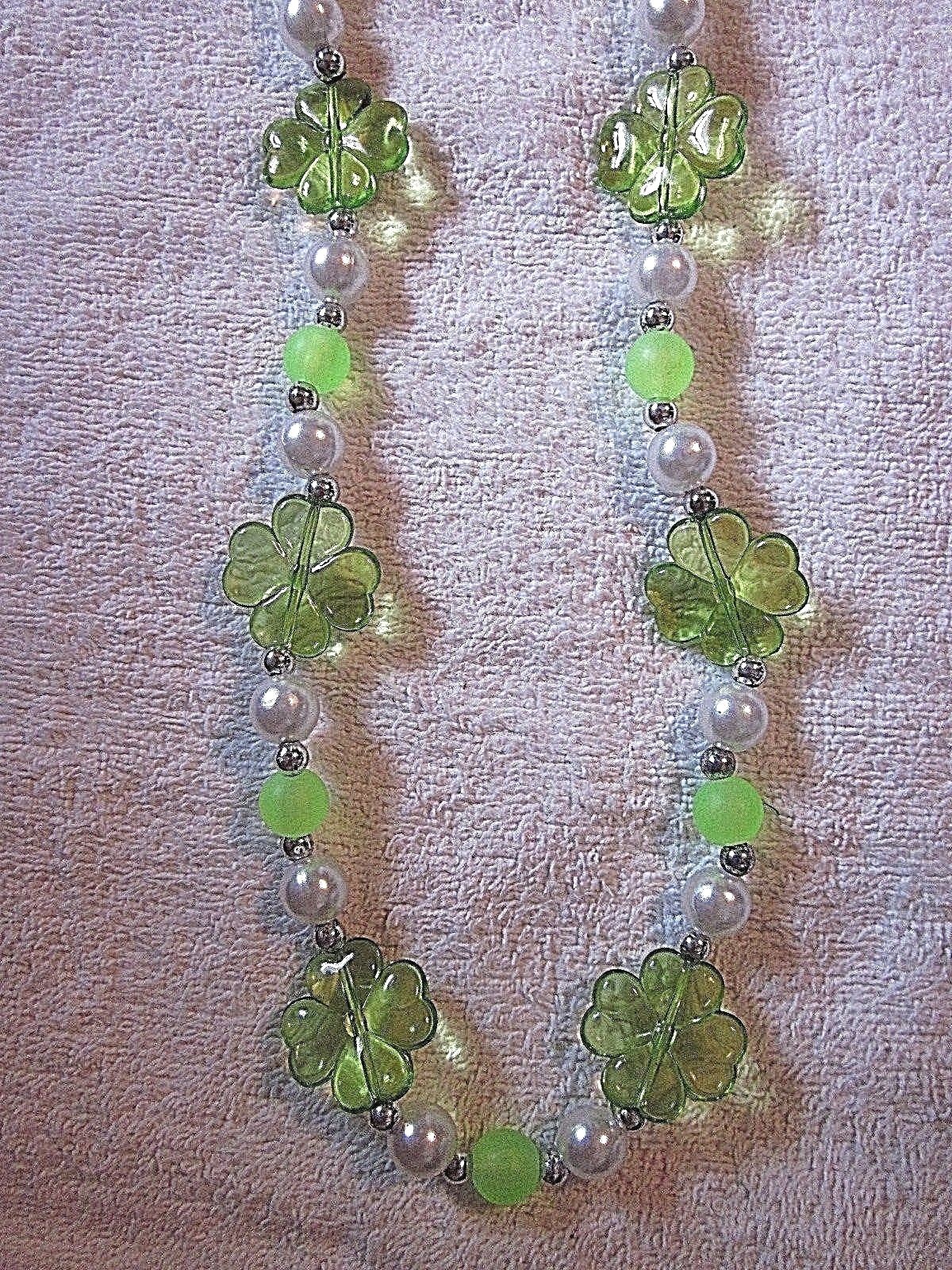 BEAUTIFUL ST. PATRICK'S ACRYLIC "GREEN SHAMROCKS" MARDI GRAS IRISH BEAD (B661)