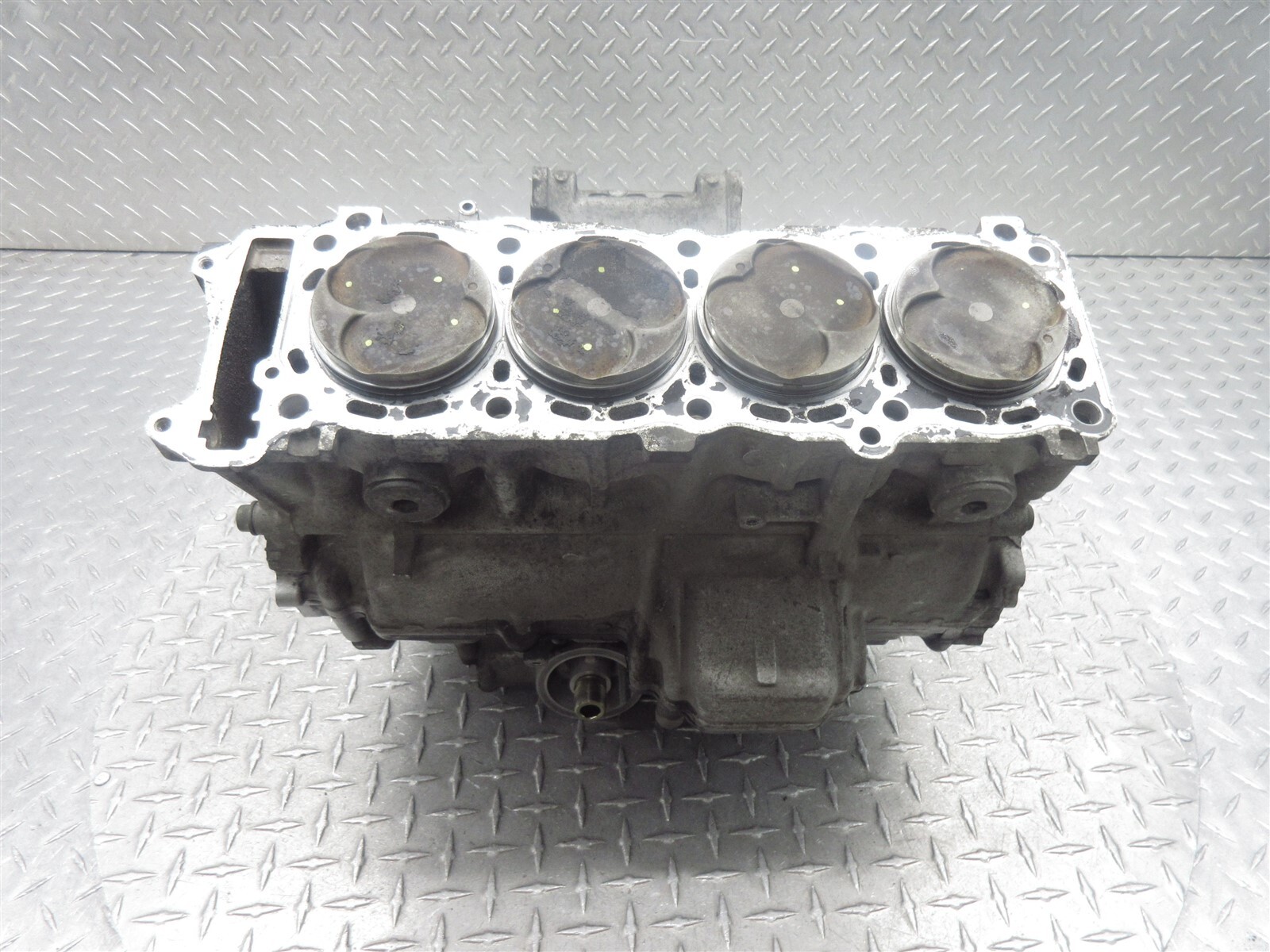 2002 01-02 Suzuki GSXR 1000 GSXR1000 Crankcase Case Engine Motor Block Piston