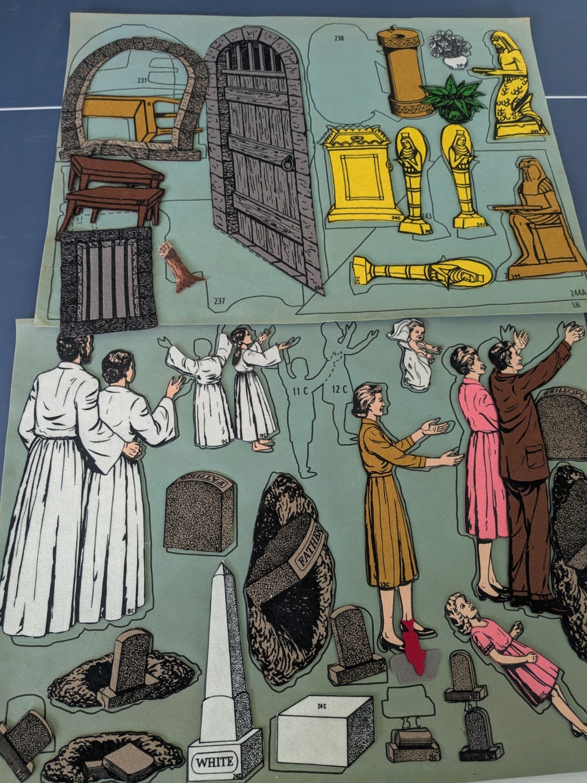 Vintage Huge Lot Of 1017 Pieces Of Felt Flannel Graph Sunday School