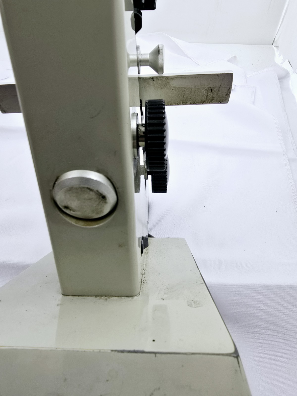 Nikon Lensometer POWERS ON. MISSING PIECES?