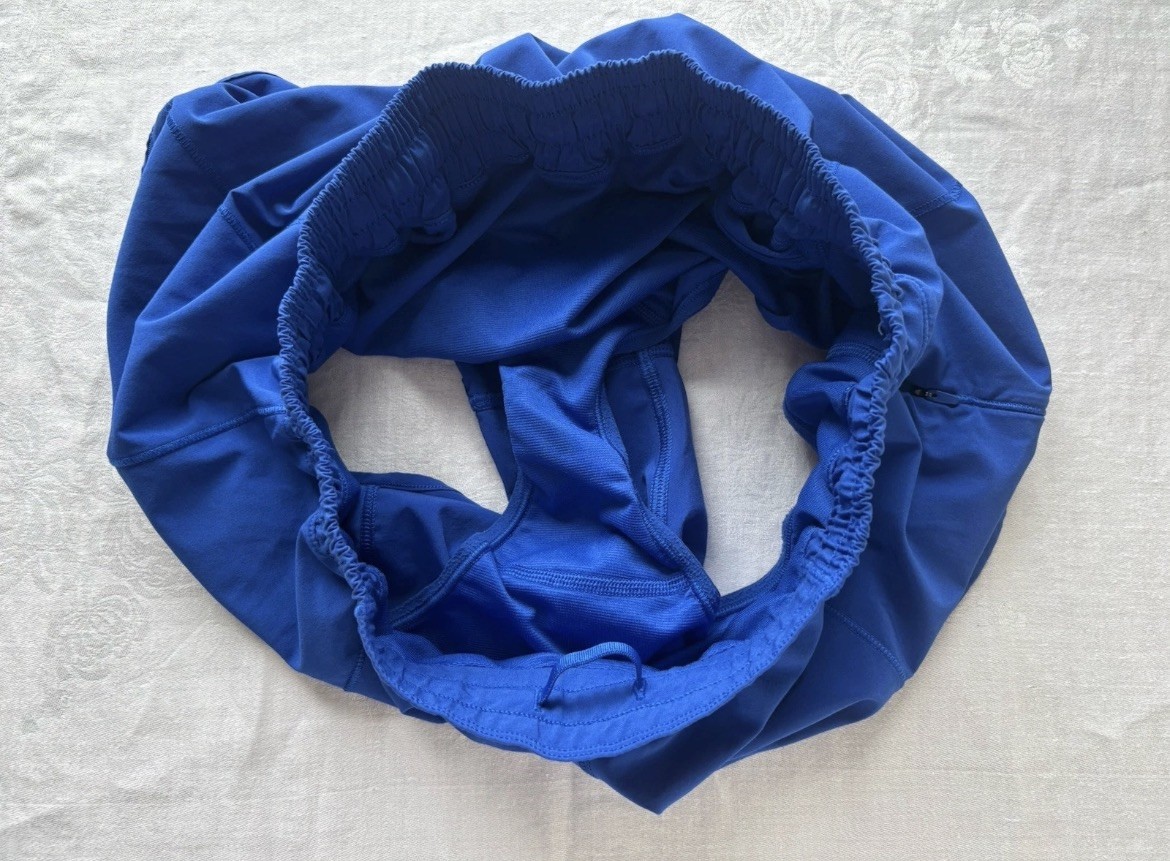 Lululemon Hotty Hot Short 4” in Jet Stream royal blue Sz 8 Tall