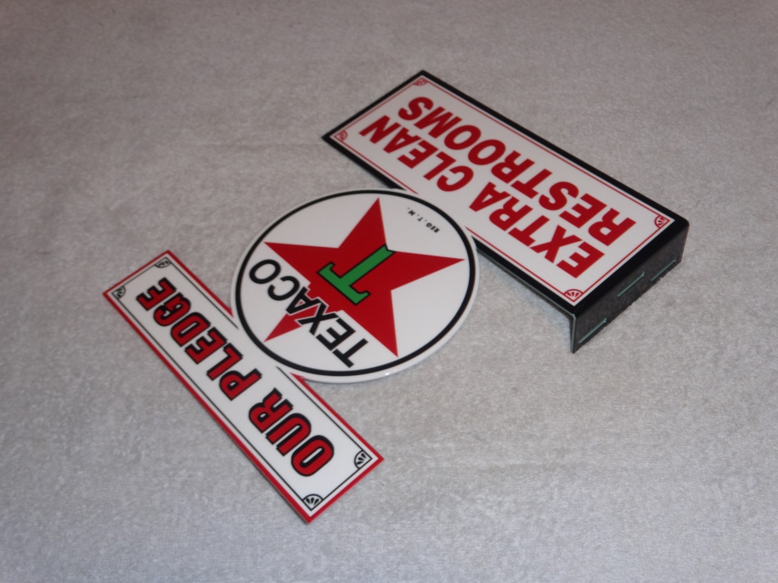 VINTAGE TEXACO OUR PLEDGE CLEAN RESTROOMS 11 3/4" METAL GASOLINE OIL FLANGE SIGN