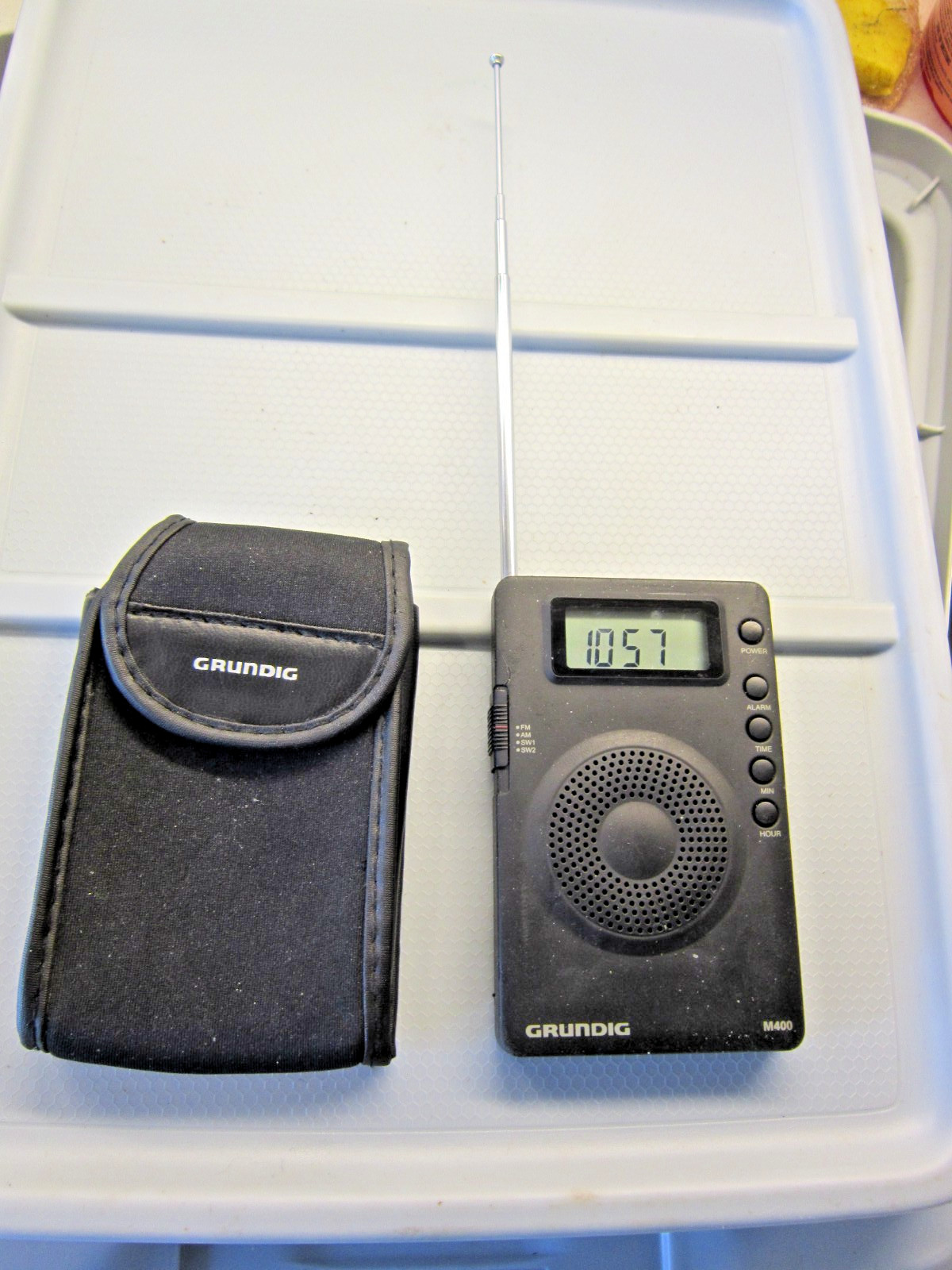 Grundig M400 AM/FM/SW 1-2 World Radio Black Working STICKY no battery cover