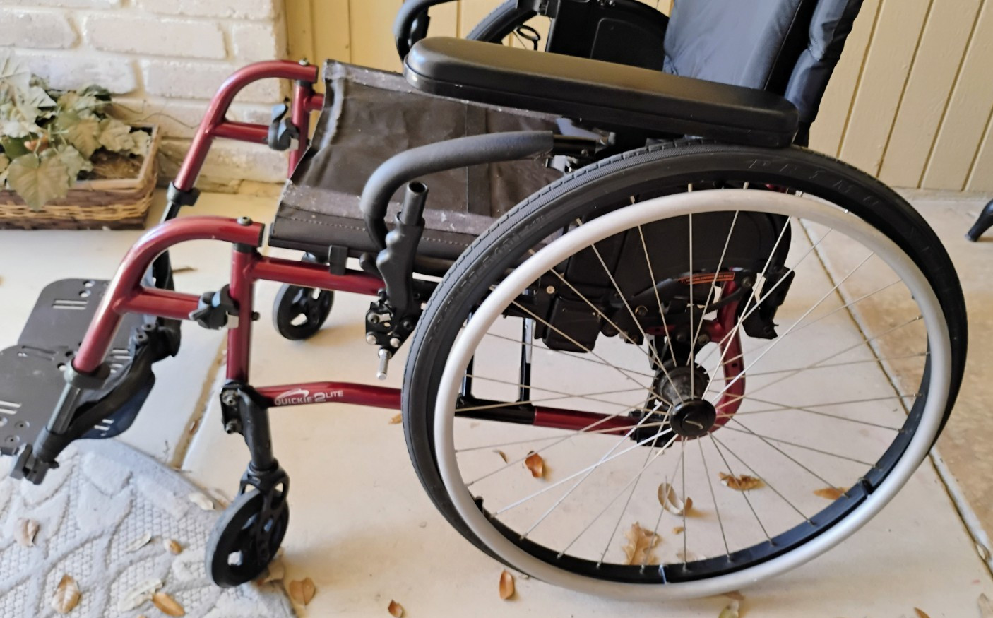 Quickie 2 Lite Folding wheelchair 18"x 18"