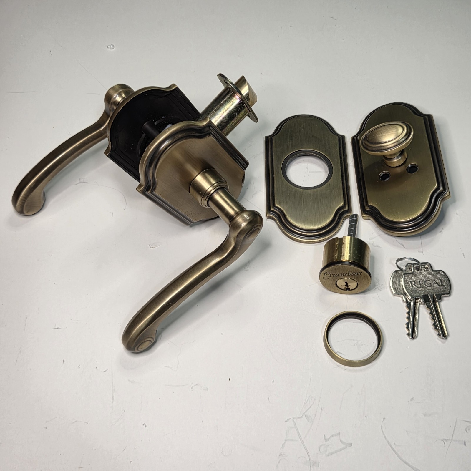 Grandeur Windsor CR7W-60-ESC Entry Door Lever Set Antique Brass AB RH w Deadbolt