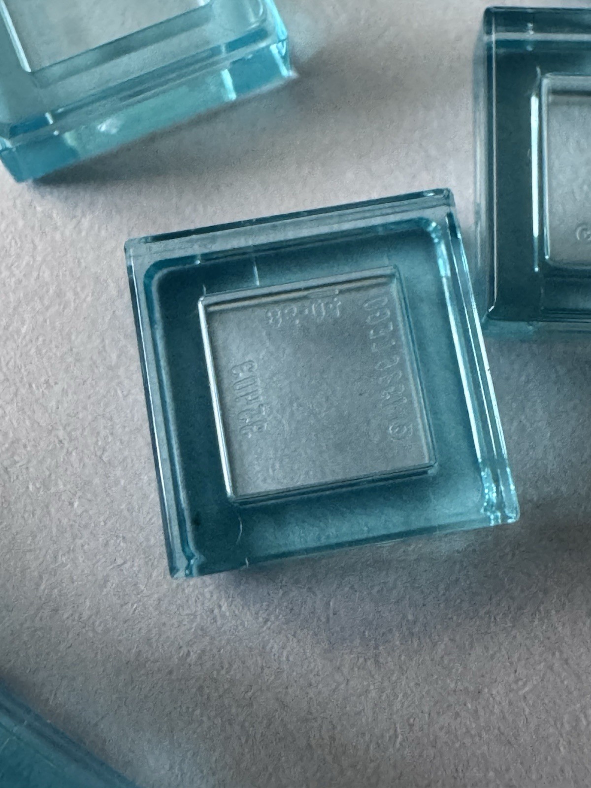 LOT OF 200 BRAND NEW LEGO PIECES BLUE CLEAR TRANSPARENT 1x1 FLAT WATER LAKE