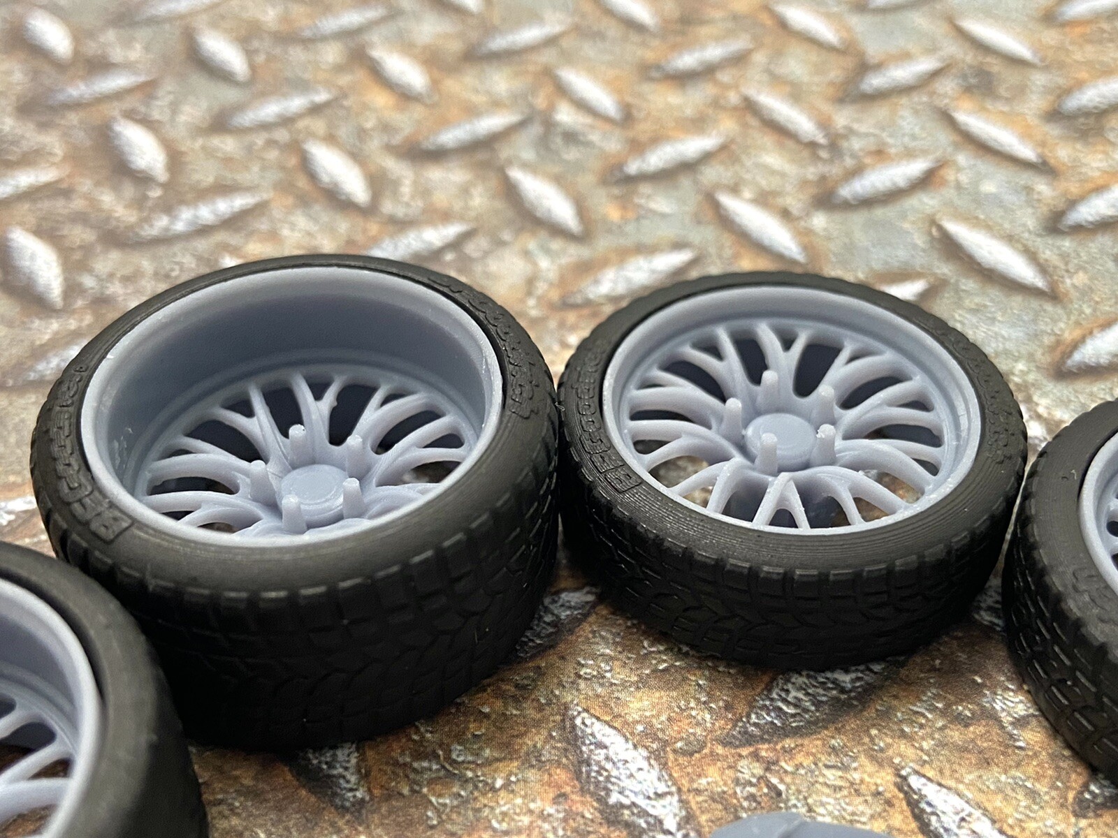 1/24 Scale: 21/20 Inch Weld S82 Wheels With Wide Rear Street Tires; Resin