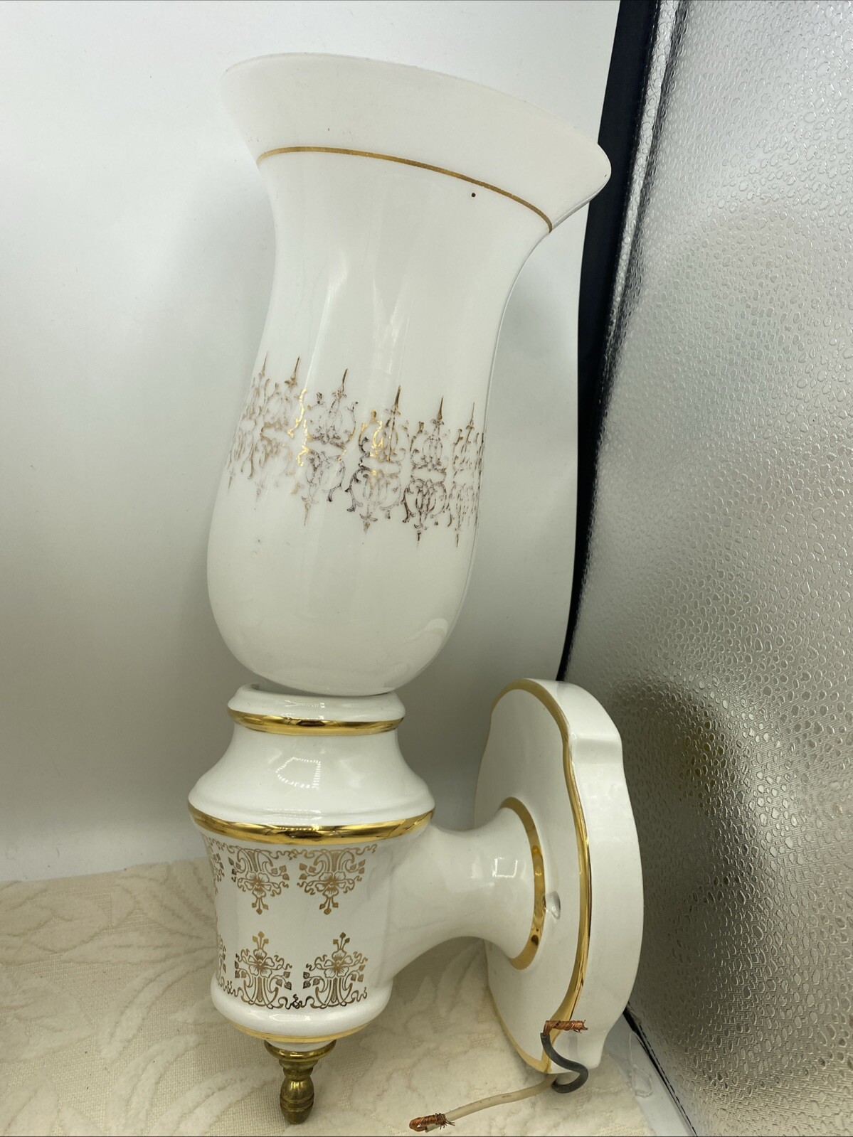 A Antique Pair Of Hollywood Regency Ceramic Porcelain Glass Gold & White Scones