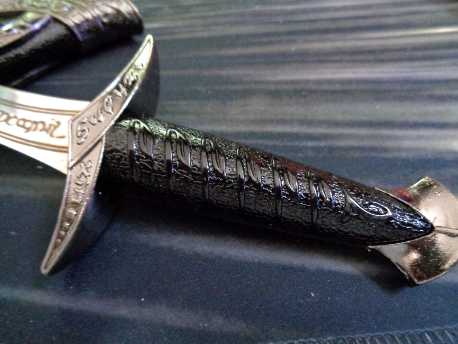 LOTR Mini Sting Sword 11-Inch Collectible Replica, New