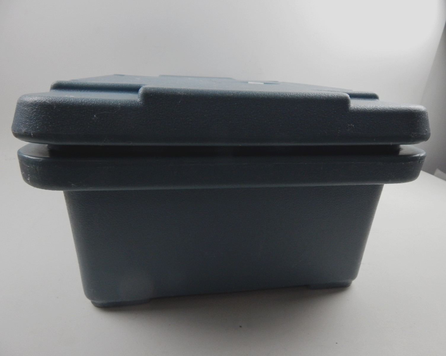 Cambro 160MPC Camcarrier Fits Full Sized Food Pans w/ Good Seal - Blue