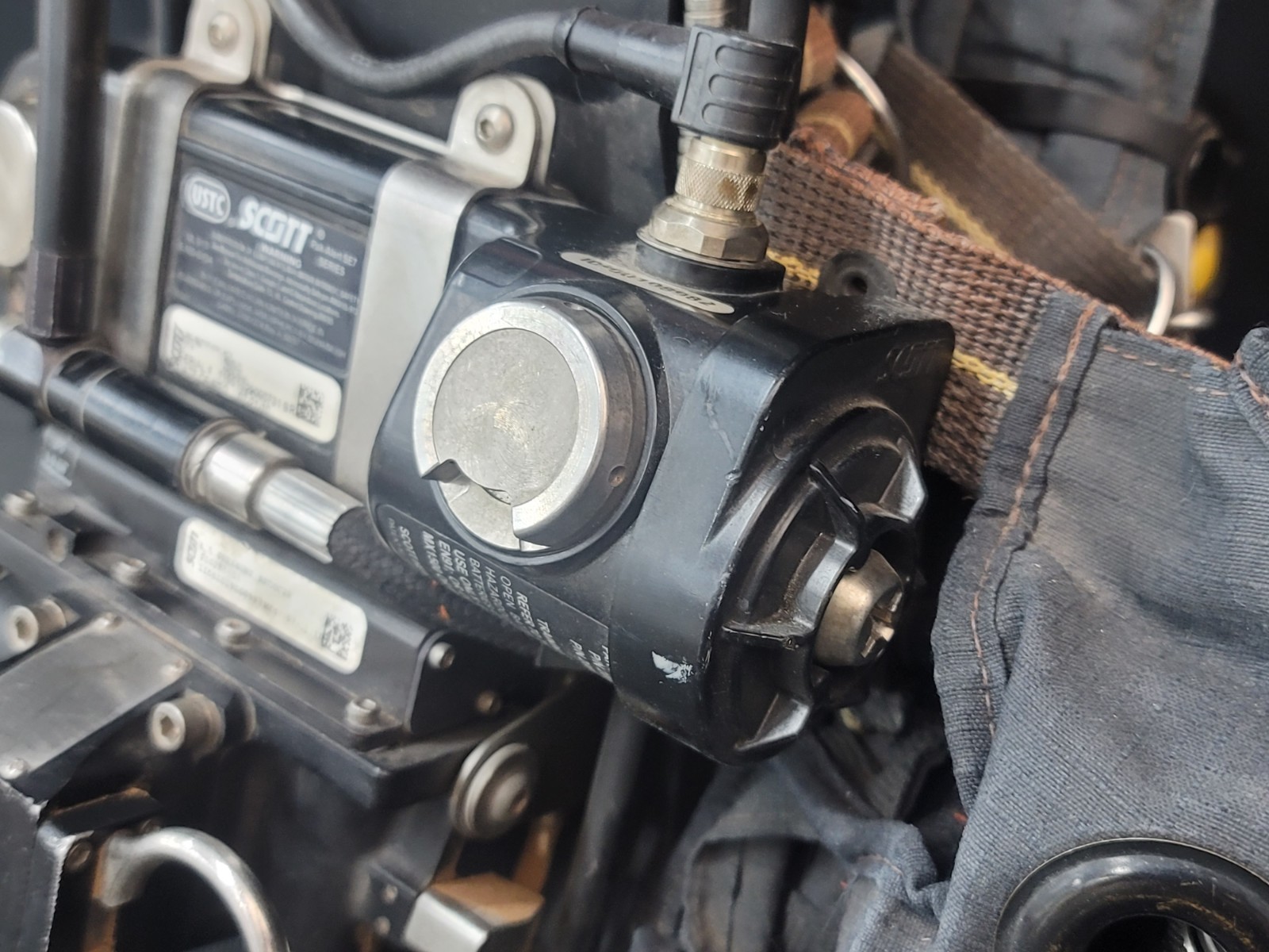 SCOTT 4.5 SCBA Harness w/ E-Z Flo Regulator, PAK-ALERT SE7 Series