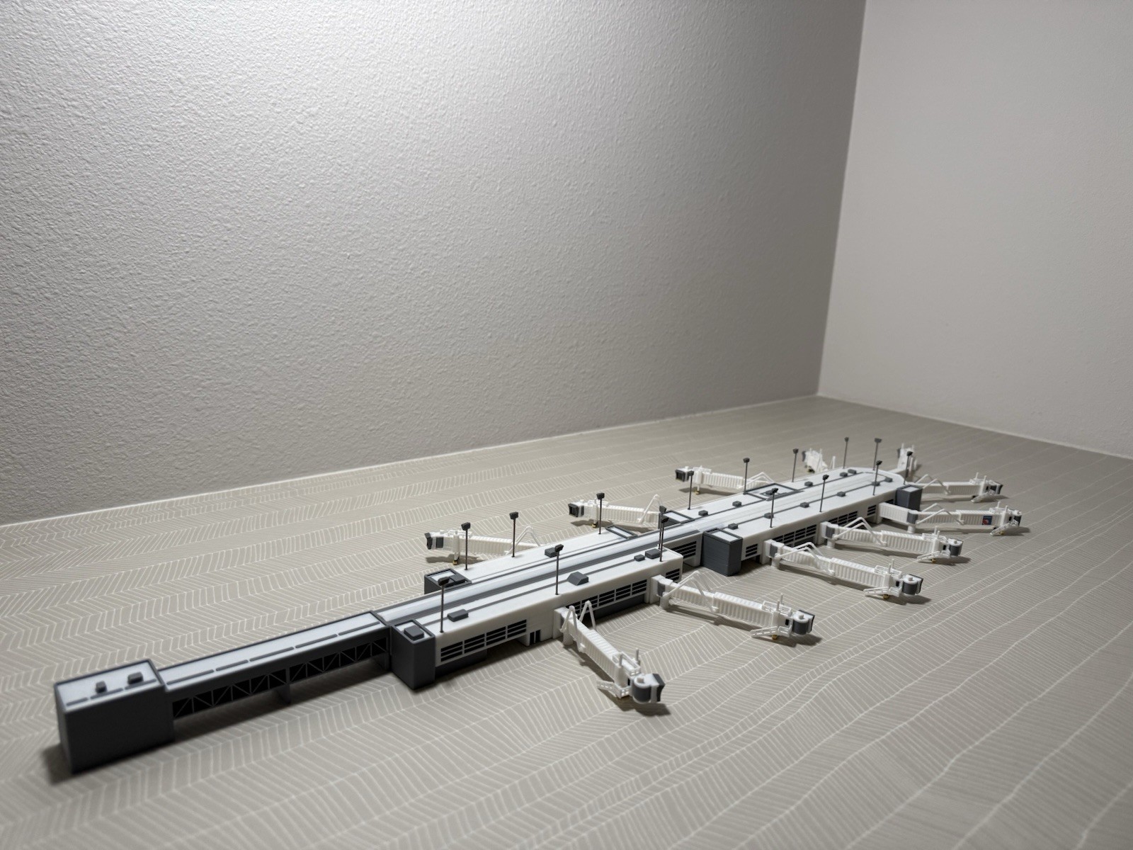 1:400 Model Airport Domestic Terminal w Functional Jet bridges (11)