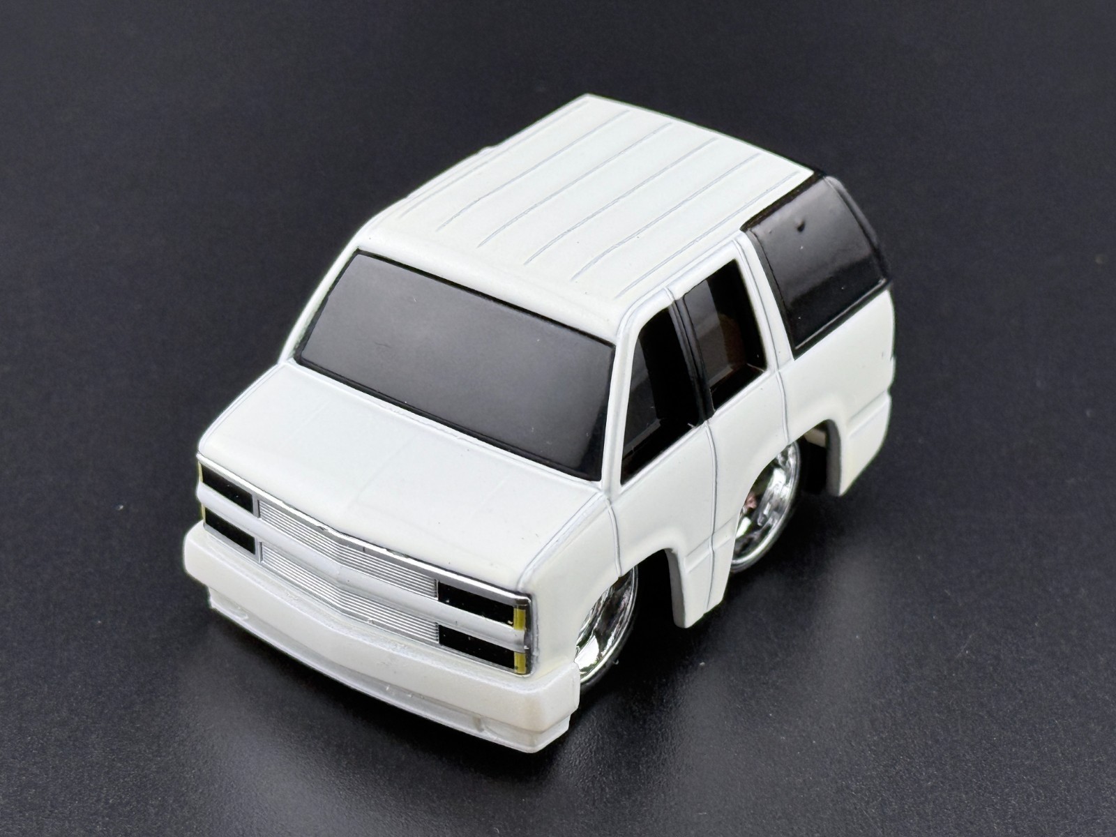 Cartuned 1995 Chevy Suburban (Dubbed) Series 9 Mainline 2026 1/64