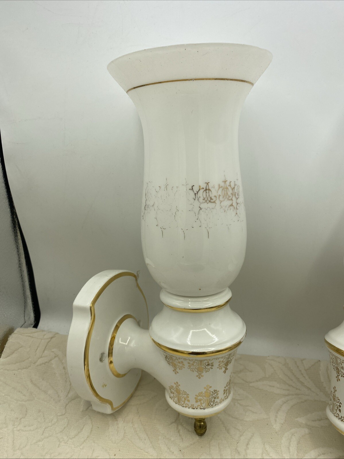 A Antique Pair Of Hollywood Regency Ceramic Porcelain Glass Gold & White Scones