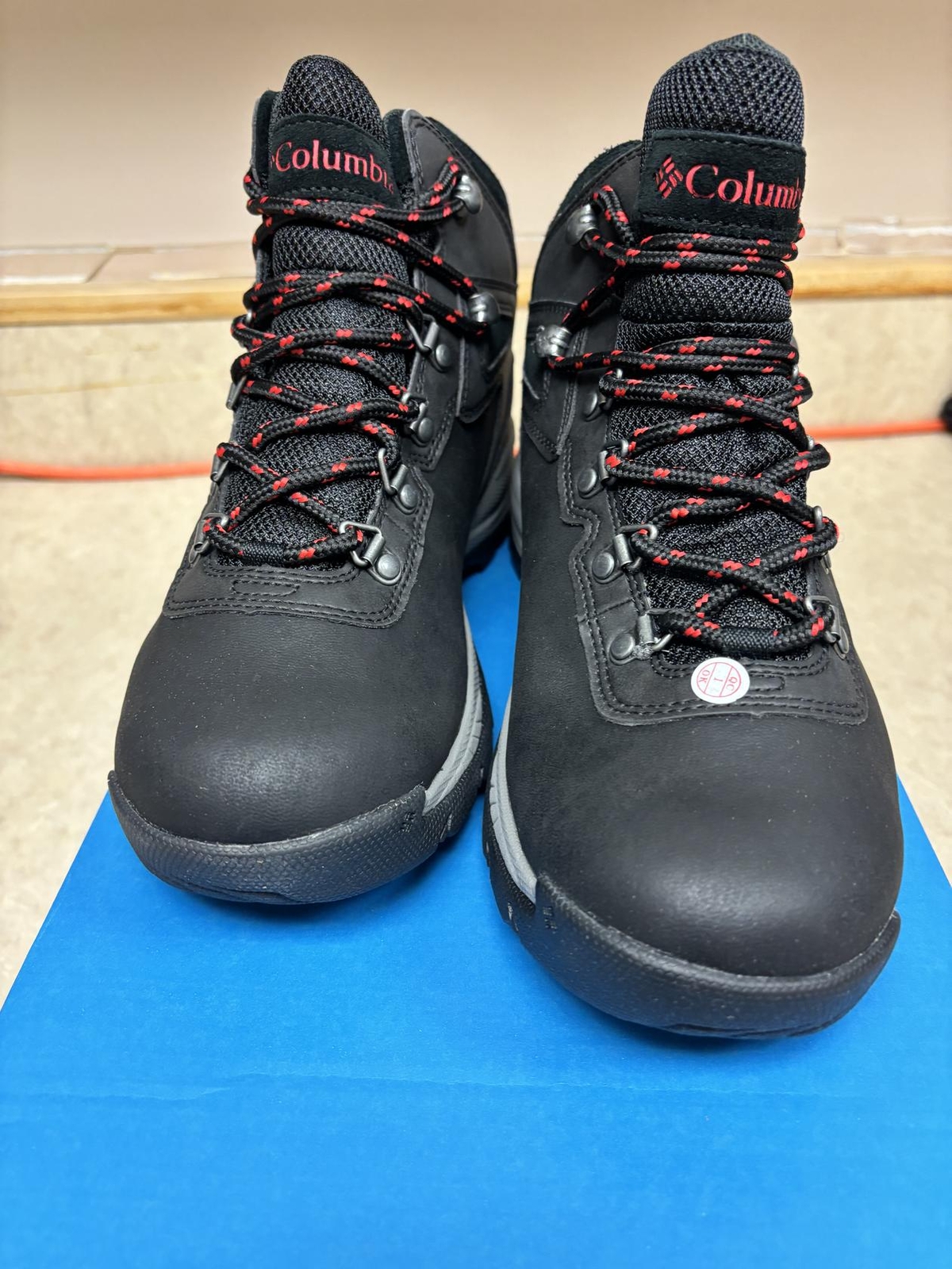 Columbia Women Newton Ridge Plus Hiking Boot WIDE BK3783-010 Black/Poppy Red