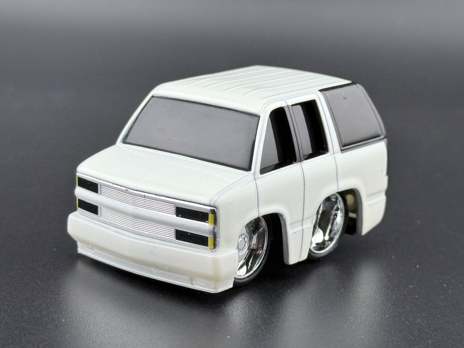 Cartuned 1995 Chevy Suburban (Dubbed) Series 9 Mainline 2026 1/64