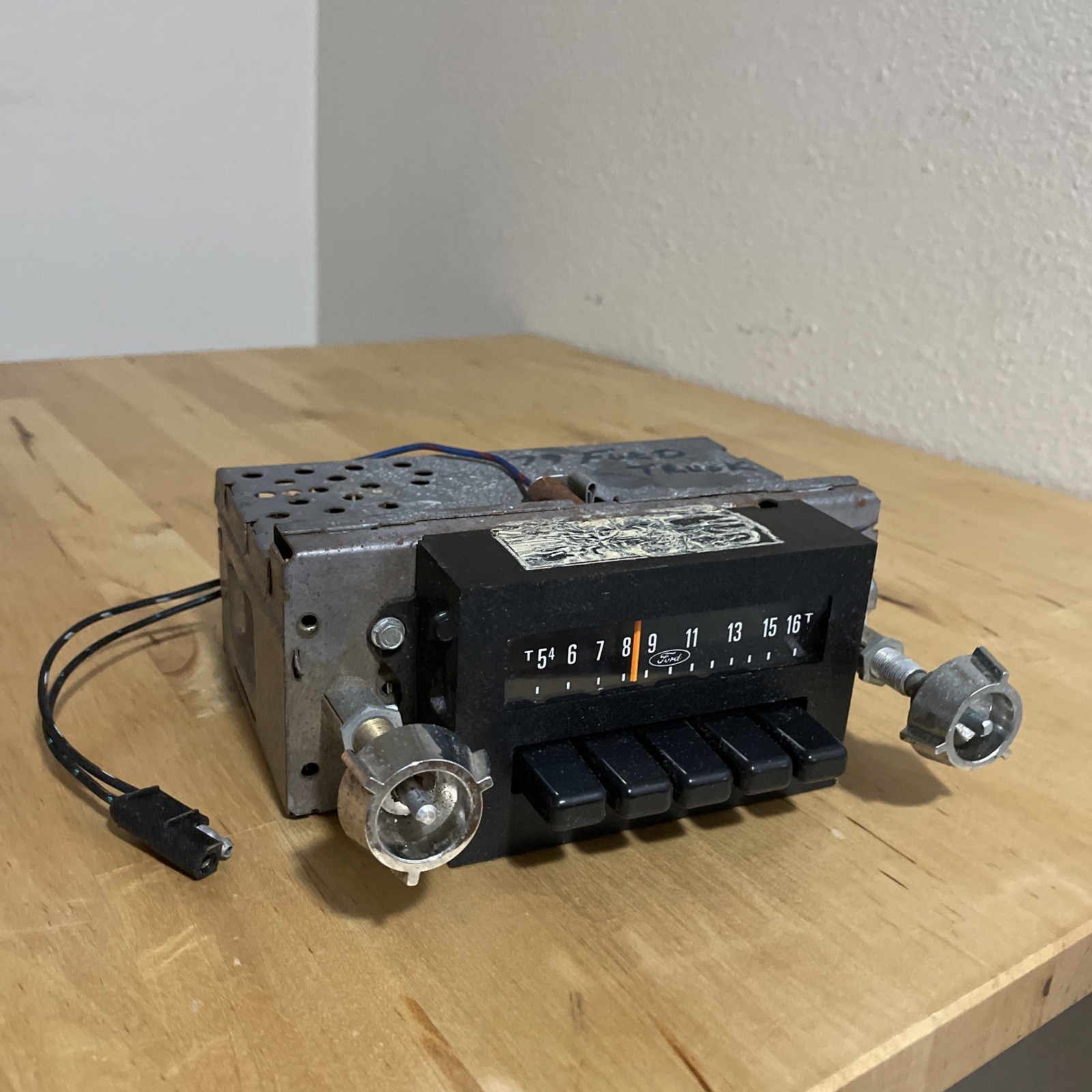 VTG 1973-1979 FORD TRUCK AM/FM Stereo Radio Model # D9TF-18806-AA Excellent