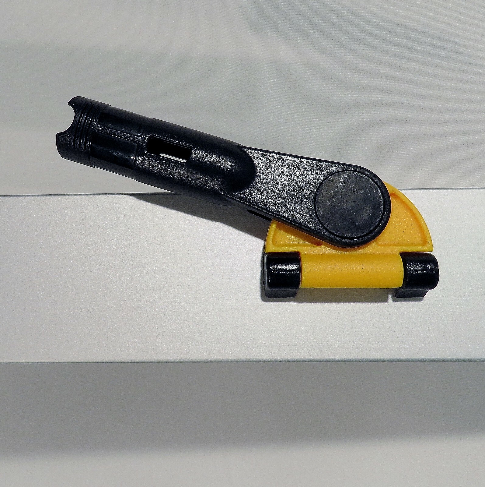 RUBBERMAID Q590 Hygen 48" Quick-Connect Hall Dusting Frame (RCPQ590YEL)