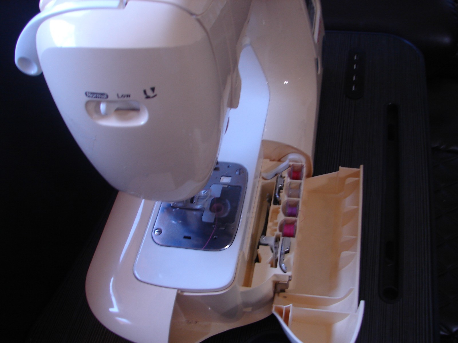 Singer Quantum XL-100 Sewing Machine W/Foot Pedal Power Cord & Accessories