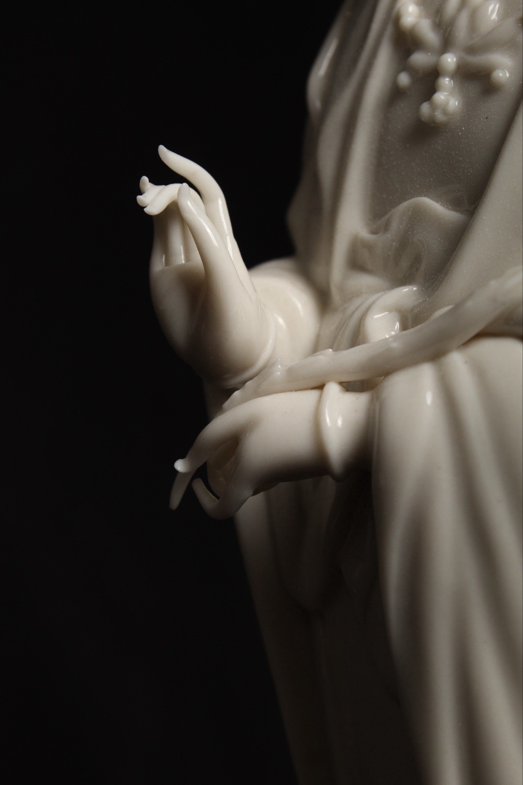 Blanc de Chine Guan Yin porcelain statue, figurine, White lotus flowers VTG 9.5”