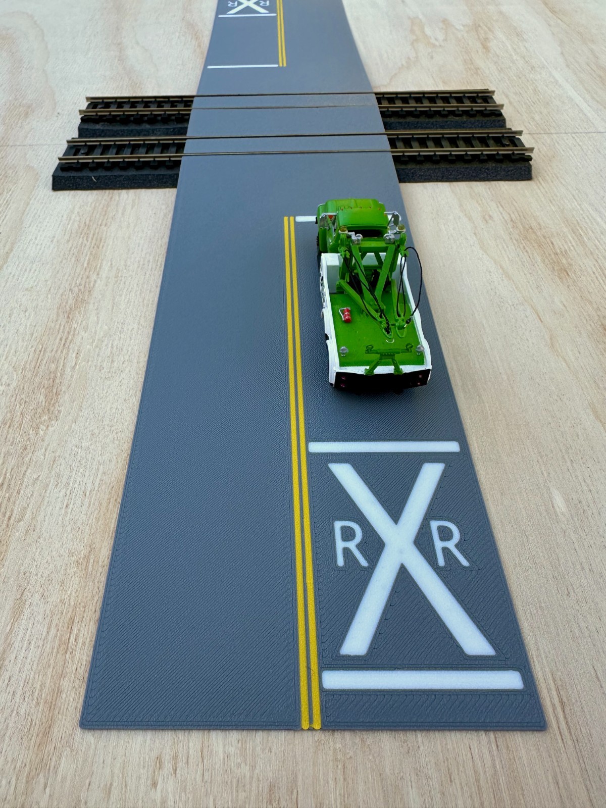 Hot Hobby RoadScapes HO Railroad Crossing RXR Kit – Double Track Crossing