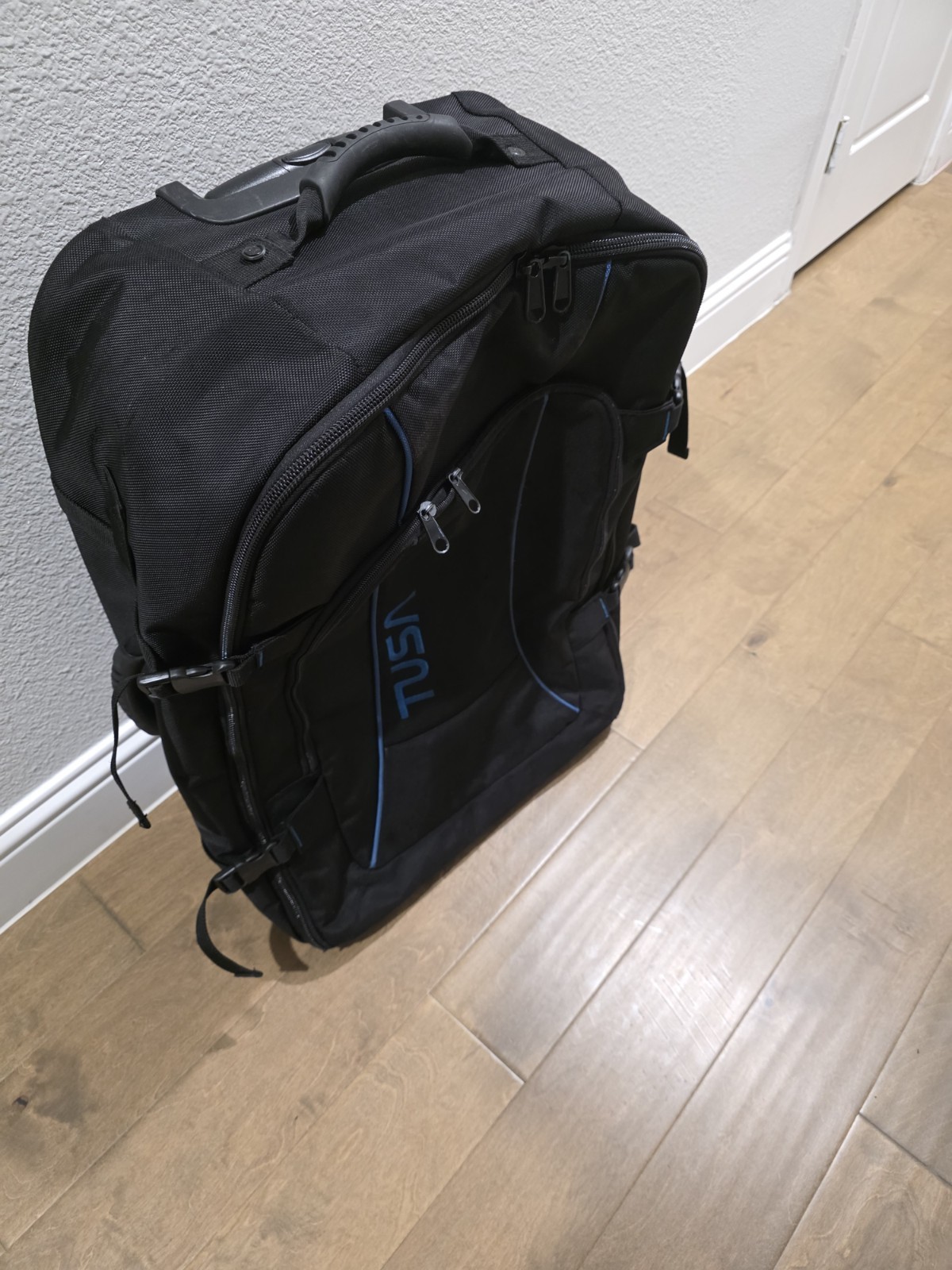 Tusa Roller Bag Travel Luggage; Scuba Diving and/or Snorkel Equipment