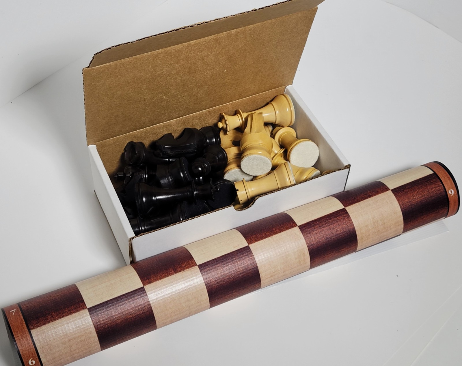 WORLD CHAMPIONSHIP STYLE CHESSMEN - 19 in. VINYL MAT - 4 QUEENS - K=3¾ in. (L07)