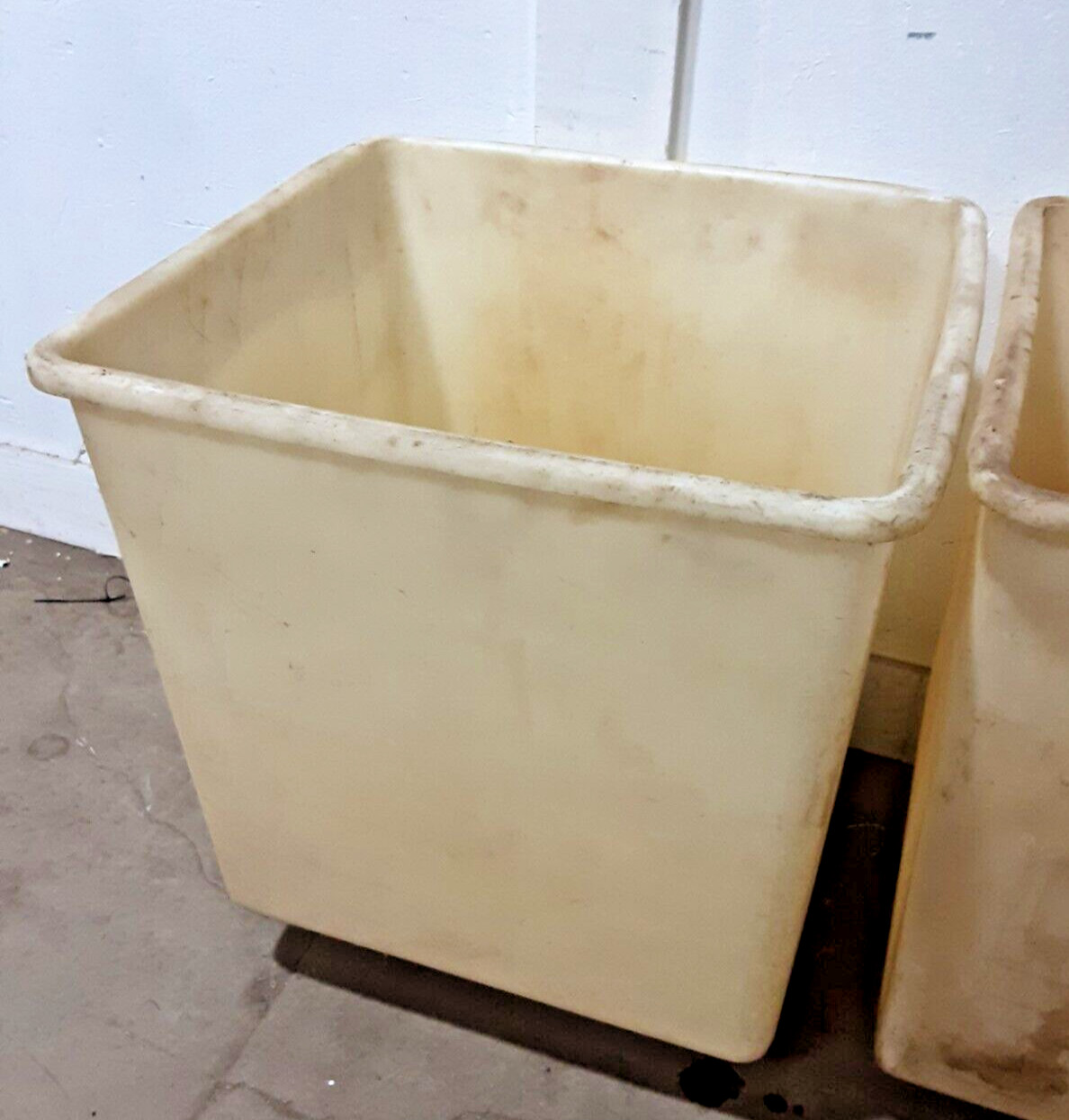 LOT OF 4 RUBBERMAID H.D COMMERCIAL INGREDIENT BINS ON CASTERS