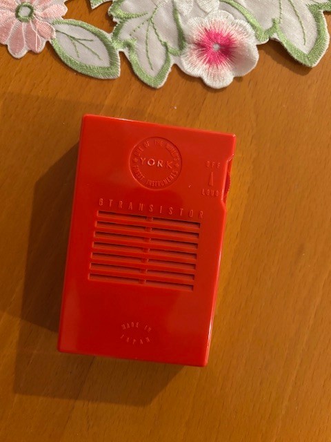 VINTAGE OLD AIR CHIEF SHIRT POCKET TRANSISTOR RADIO, Model 4C53 - Immaculate