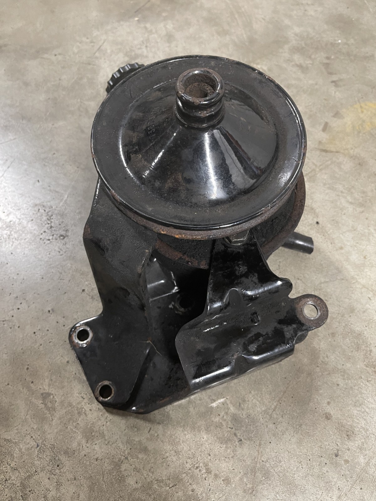 Mercruiser 5.0 / 5.7 Power Steering Pump # 16792A1 / 26007703 with bracket