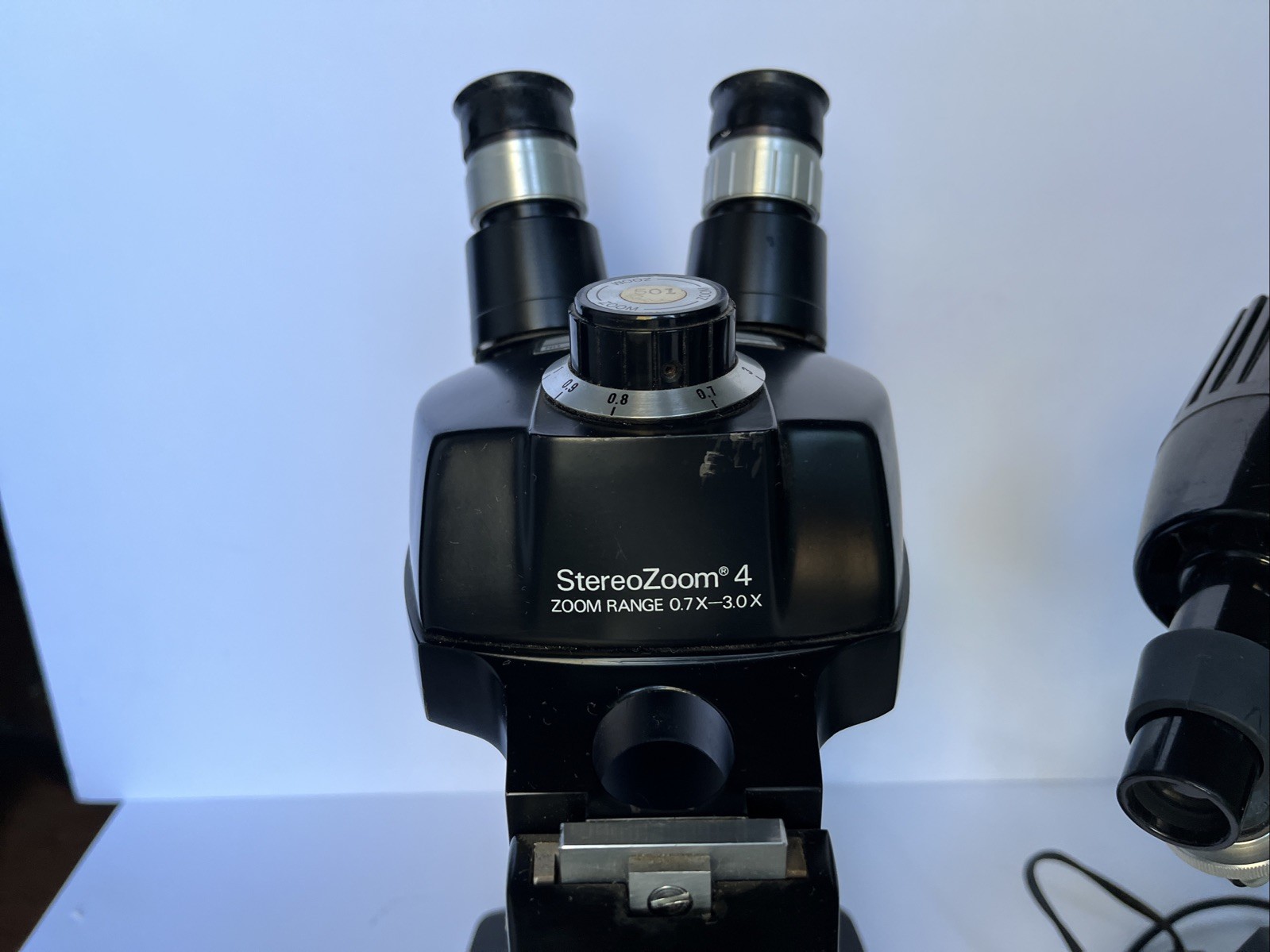 Bausch & Lomb StereoZoom 4 0.7x-3x Microscope 20x wf eyepiece & Illuminator