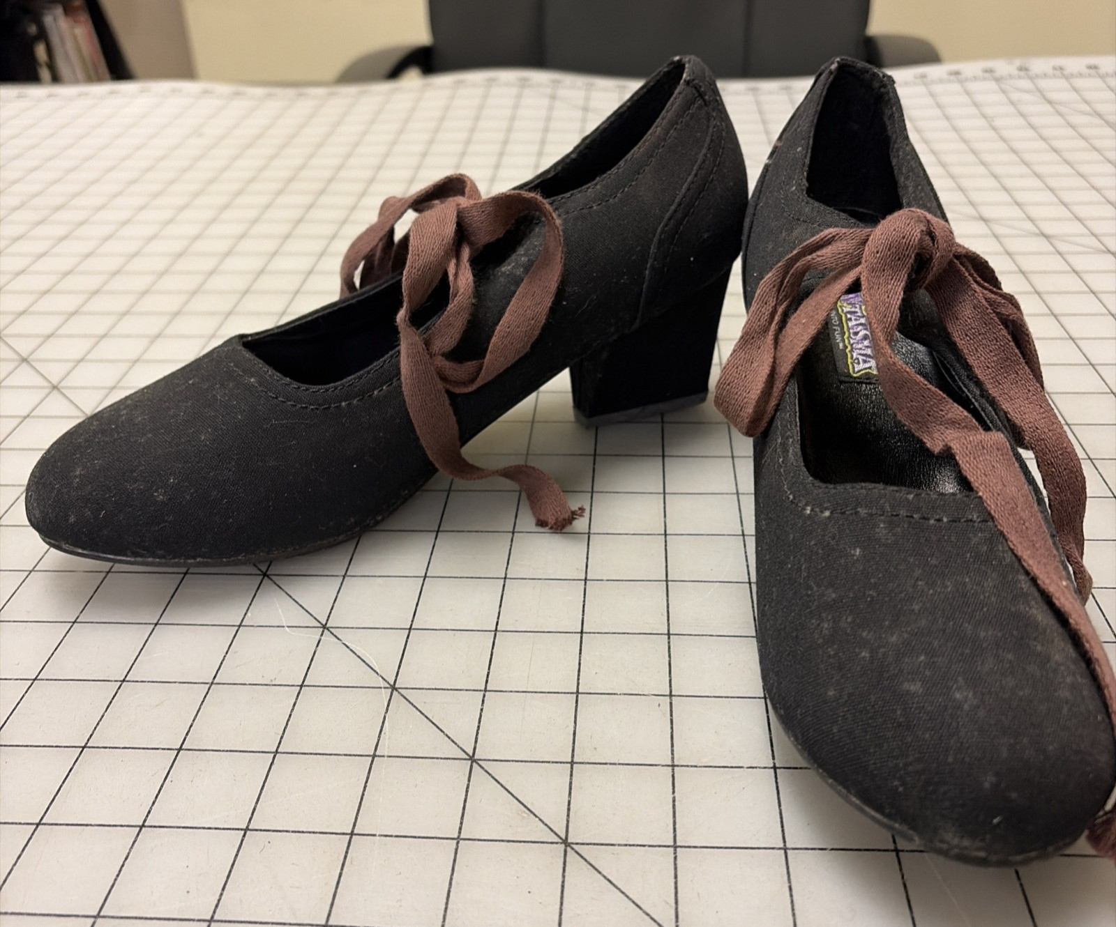 'Costume' style Women's Colonial era Shoes with tan tape ribbon, SZ 10 (W)