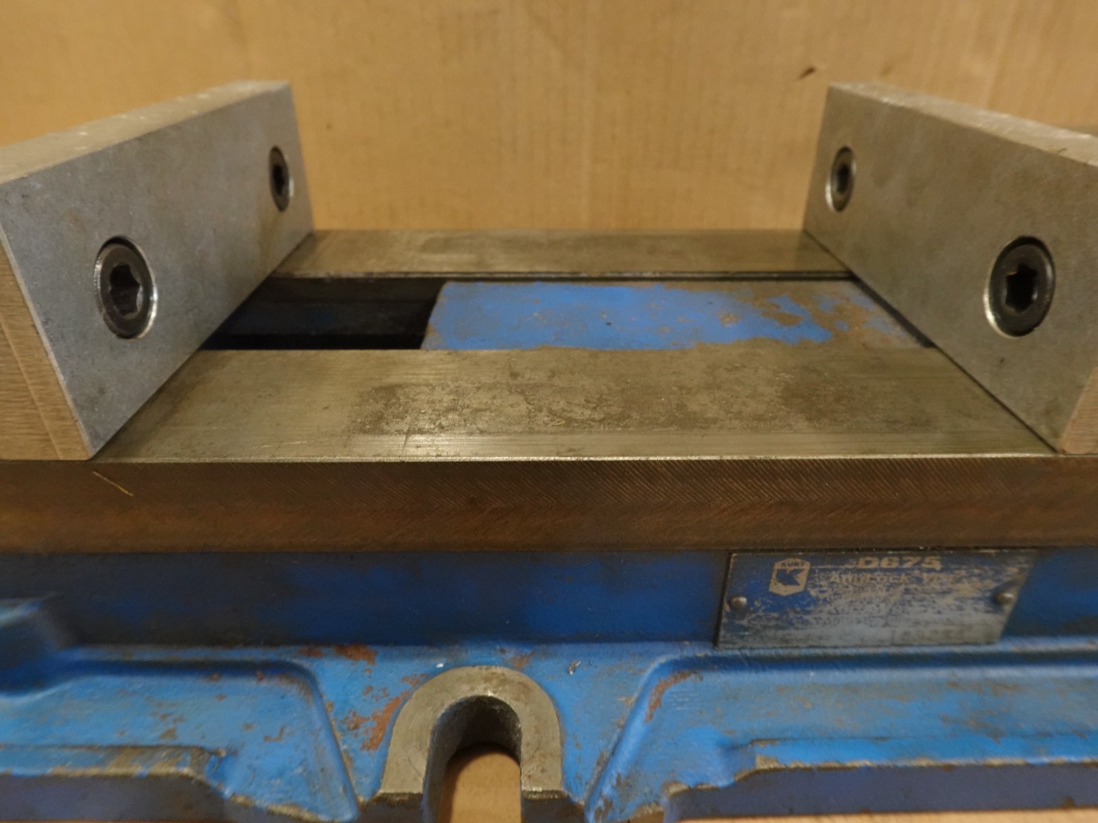 6" Kurt D675 AngLock Milling Machine Vise w/ Handle 7.5" Capacity KC2