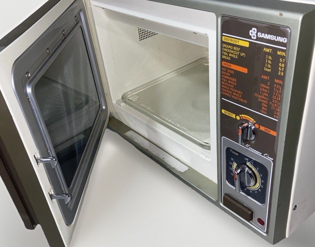 Vintage 80’s Samsung Microwave Oven Model RE-525D Faux Wood Grain Cooking Oven