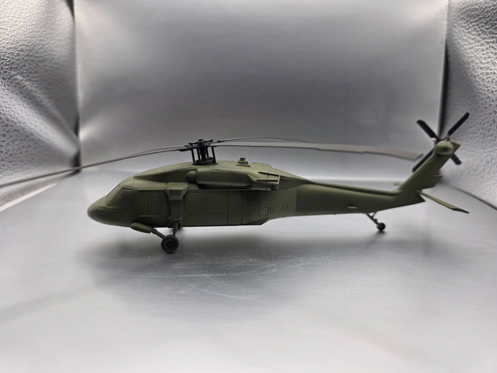 HO Scale 1:87 Sikorsky UH-60 Blackhawk Helicopter Trainload - US Army - OD Green