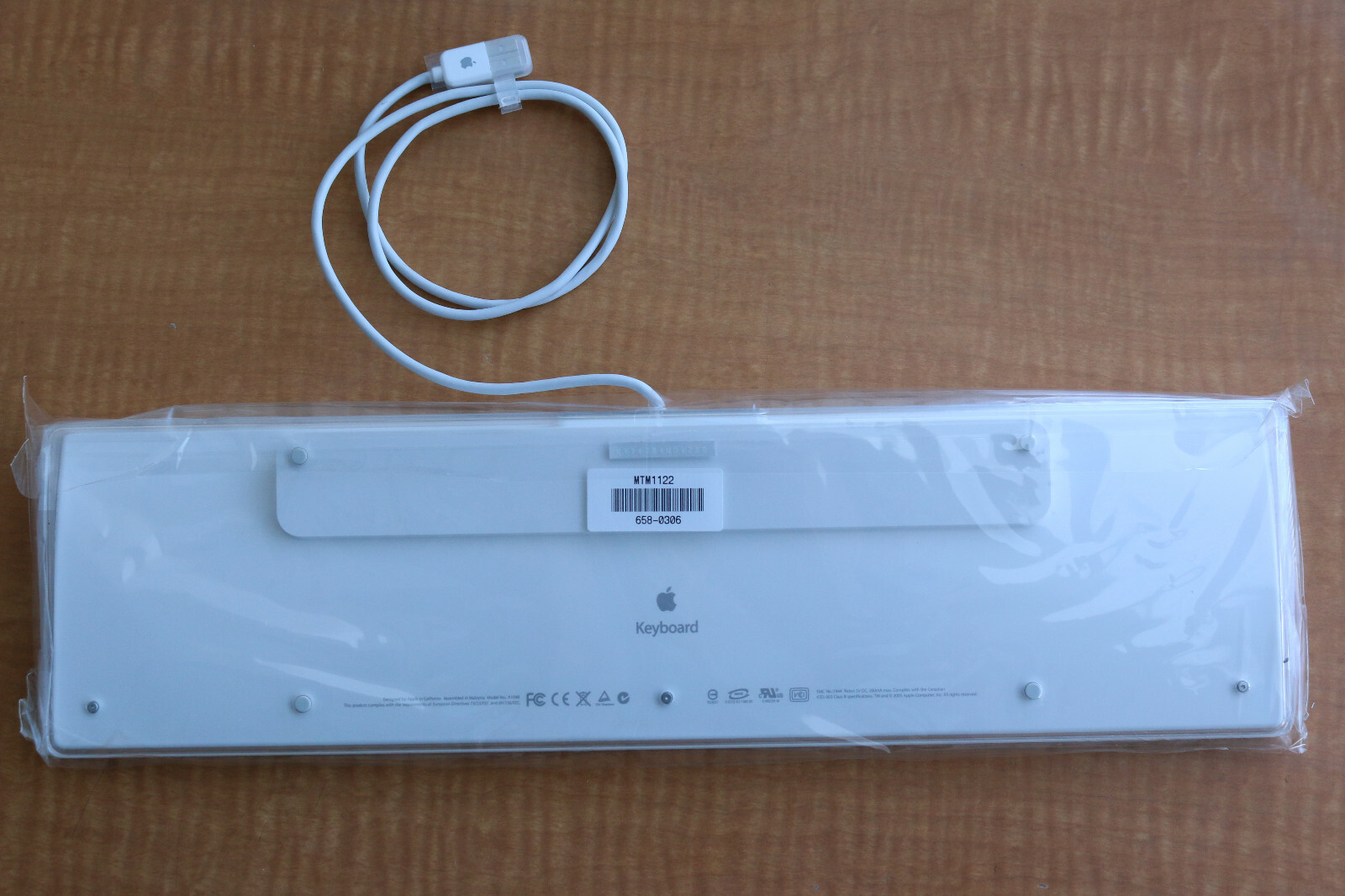 Brand New Genuine Apple A1048 English wired full size USB keyboard 658-0306 (2SB