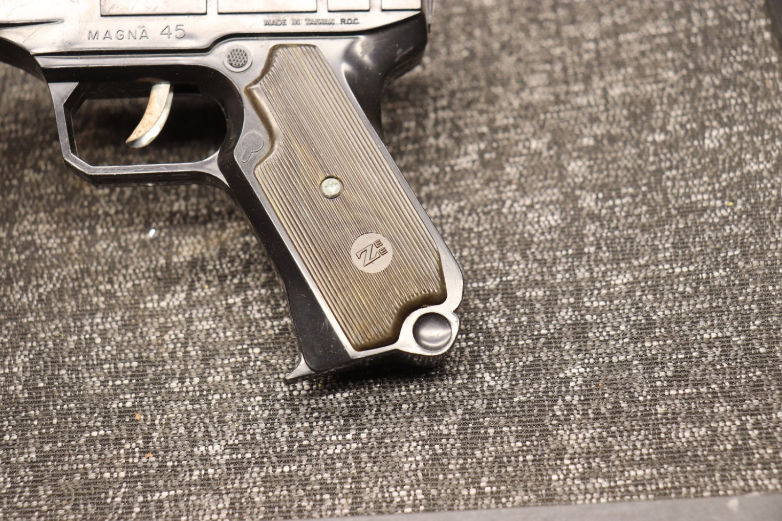 2 Vintage ZEE Toys Government Model Auto & Magna 45 Cal Pistol NO. 2107 & T-723